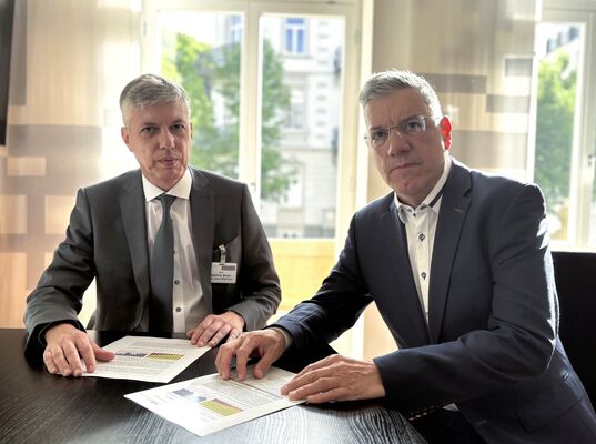 Die Krankenhaus-Geschäftsführer Dr. Dirk M. Fellermann (rechts) und Matthias Müller 
