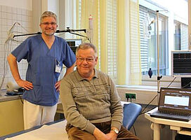 PD Dr. J. Sperzel und Patient O. Klein während der Kontrolle des Karotisschrittmachers