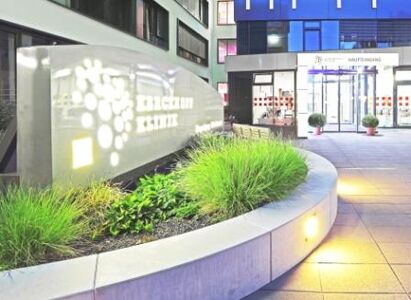 Haupteingang der Klinik abends